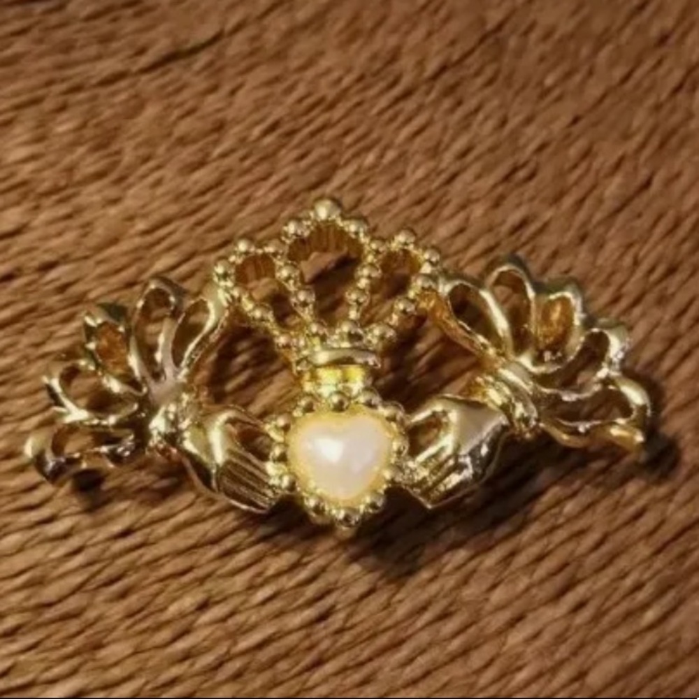 Avon Goldtone Claddagh Brooch with Pearl Heart